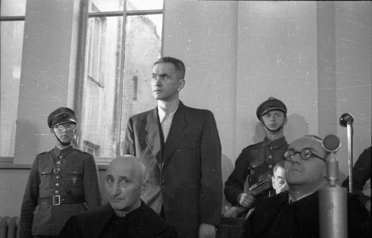 Gubernator okręgu warszawskiego w okresie okupacji Ludwig Fischer na sali sądowej (stoi za ławą obrońców). 1947 r. Fot. PAP/CAF/J. Baranowski
