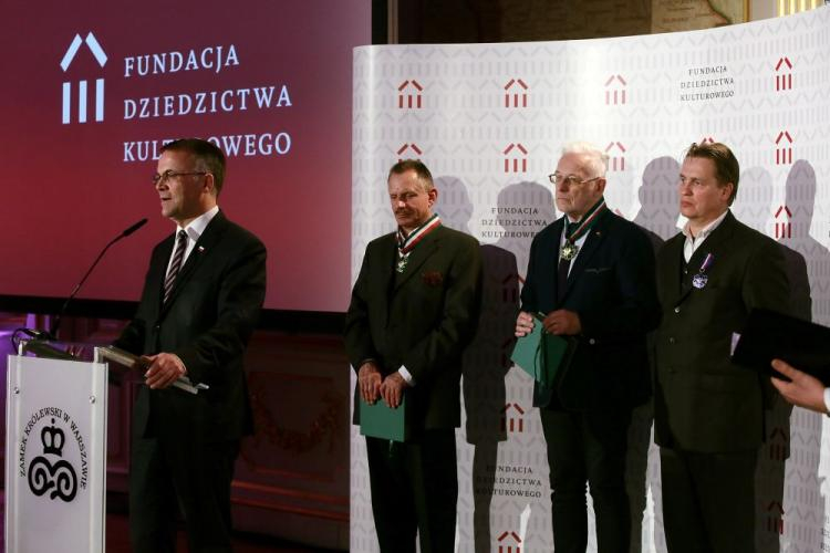 Wiceminister kultury Jarosław Sellin oraz odznaczeni medalami "Gloria Artis", od lewej: Janusz Smaza, Jerzy Petrus i Krzysztof Hejke, podczas III Gali Fundacji Dziedzictwa Kulturowego podsumowującej przedsięwzięcia zrealizowane w 2016 r. Fot. PAP/T. Gzell