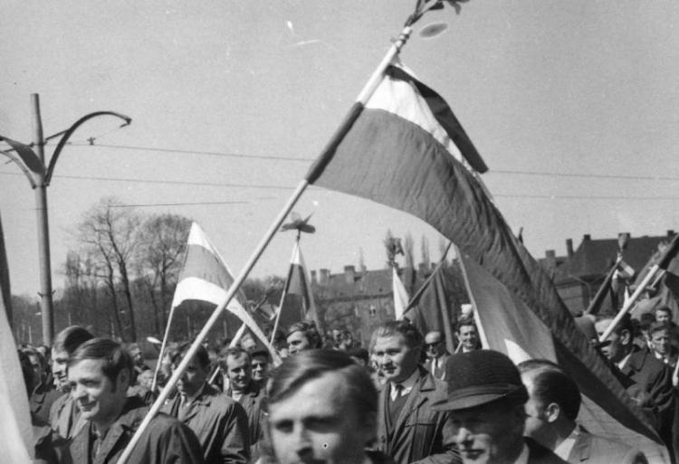 Żałobna manifestacja na ulicach Gdańska. Podwale Grodzkie. Widoczne flagi z czarnymi wstążeczkami. 01.05.1971 r. Źródło: IPN