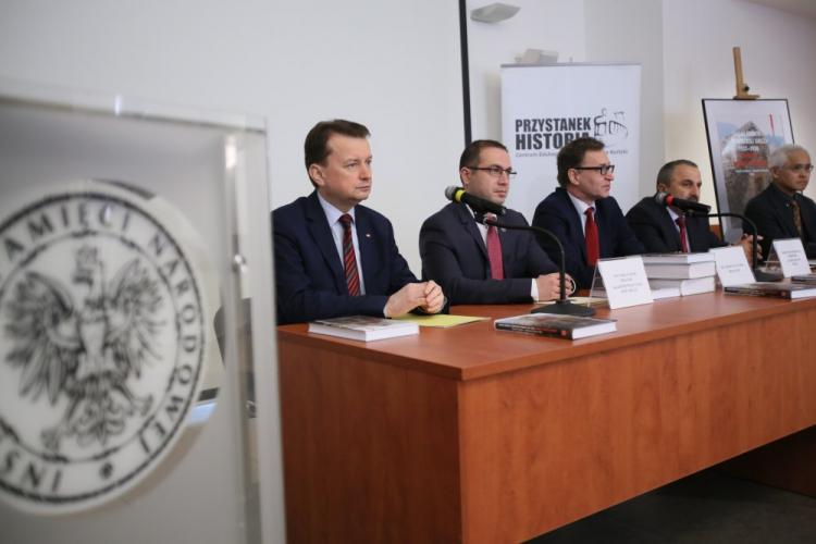 Prezes IPN dr Jarosław Szarek (C), szef MSWiA Mariusz Błaszczak (L), rektor Akademii Policyjnej Gruzji Givi Mikanadze (2L), dyrektor Archiwum MSW Gruzji Omar Tushurashvili (2P) i prof. Hiroaki Kuromiya (P) z Uniwersytetu Indiany podczas promocji publikacji "Wielki Terror w sowieckiej Gruzji 1937–1938. Represje wobec Polaków". Fot. PAP/L. Szymański 