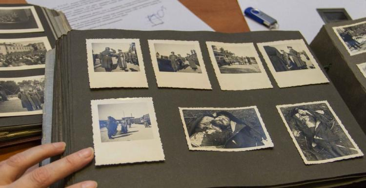 Niemieckie zdjęcia z czasów okupacji przekazane do Archiwum IPN. 12.04.2017. Źródło: IPN