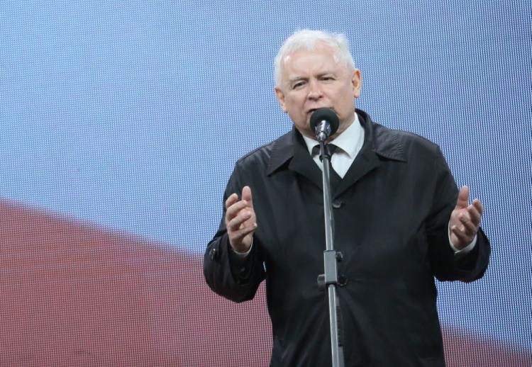 Prezes PiS Jarosław Kaczyński podczas wieczornych uroczystości przed Pałacem Prezydenckim w 7. rocznicę katastrofy smoleńskiej. Fot. PAP/L. Szymański
