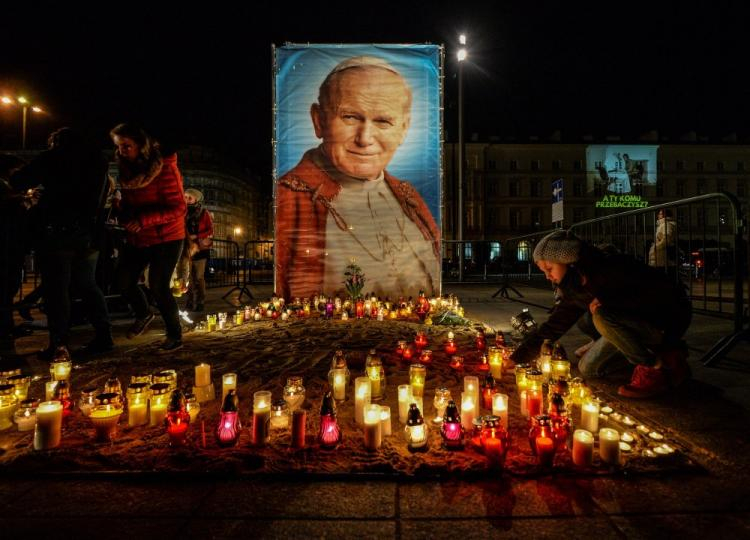 Czuwanie modlitewne na placu Piłsudskiego w Warszawie w 11. rocznicę śmierci świętego Jana Pawła II. Fot. PAP/M. Obara 