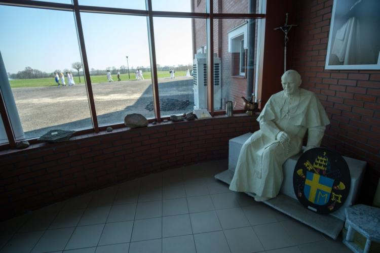 Rzeźba Jana Pawła II w Muzeum - Domu Jana Pawła II na Polach Lednickich. Fot. PAP/J. Kaczmarczyk 