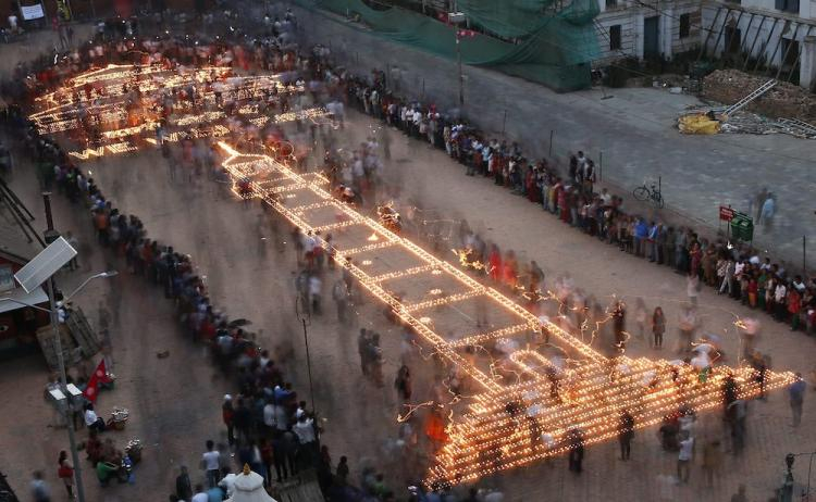 Nepalczycy upamiętnili zniszczenie świątyni Kasthamandap podczas rocznicy trzęsienia ziemi w Katmandu. Fot. PAP/EPA