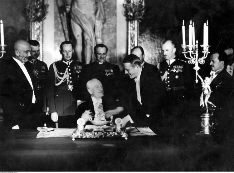 Ceremonia podpisania przez prezydenta Ignacego Mościckiego Konstytucji z 1935 r. na Zamku Królewskim w stolicy. Fot. NAC