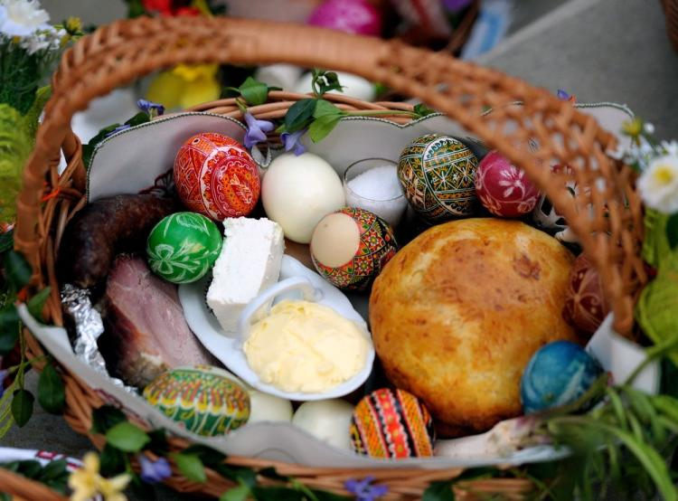 Koszyk z pokarmami podczas poświęcenia w Wielką Sobotę. Fot. PAP/D. Delmanowicz