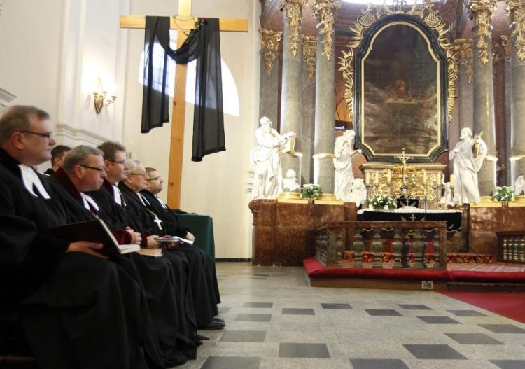 Nabożeństwo wielkopiątkowe w ewangelicko-augsburskim kościele Jezusowym w Cieszynie. 2013 r. Fot. PAP/A. Grygiel 