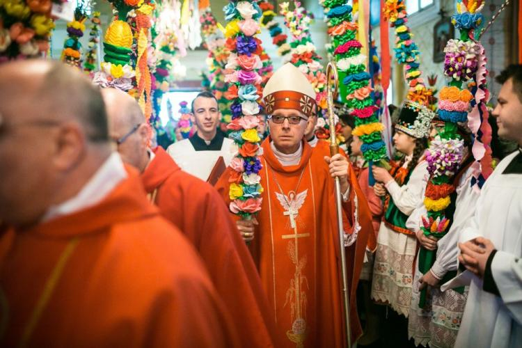 Uczestnicy procesji z palmami w trakcie uroczystości Niedzieli Palmowej. Łyse, 09.04.2017. Fot. PAP/J. Sender 