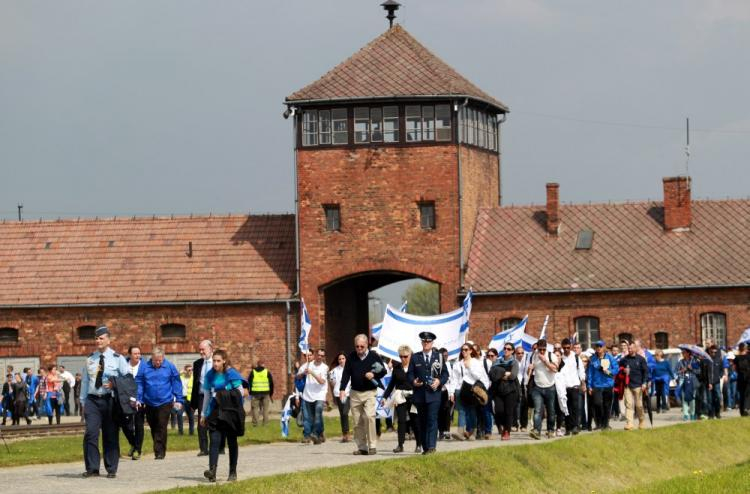 Marsz Żywych na terenie byłego niemieckiego obozu Auschwitz-Birkenau. 2016 r. Fot. PAP/G. Momot