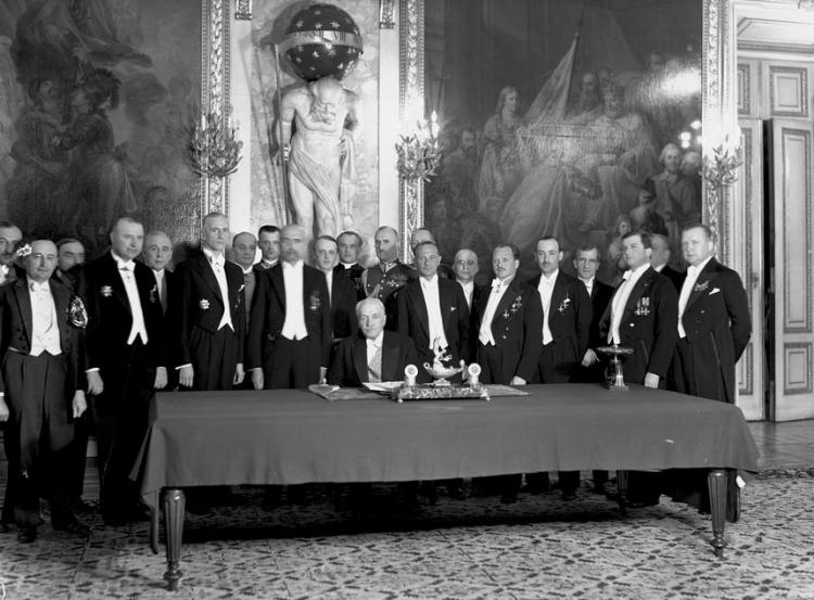 Ceremonia podpisania przez prezydenta RP Ignacego Mościckiego Konstytucji 1935 roku w Sali Rycerskiej na Zamku Królewskim w Warszawie. 23.04.1935. Źródło: NAC