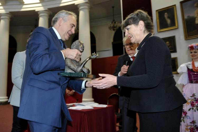 Dyrektor NOSPR Joanna Wnuk-Nazarowa odbiera nagrodę Towarzystwa Przyjaciół Śląska z rąk poprzedniego laureata Mariana Zembali. Fot. PAP/M. Obara 