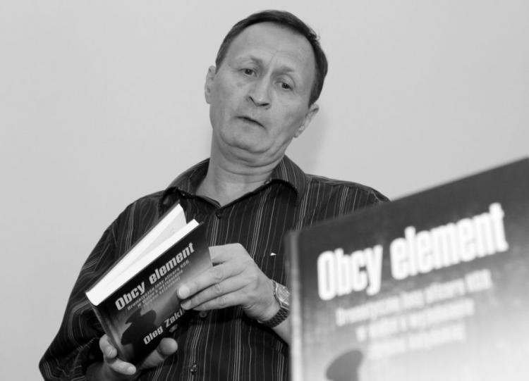 Oleg Zakirov podczas promocji swojej książki "Obcy element". Poznań, 23.06.2010. Fot. PAP/A. Ciereszko