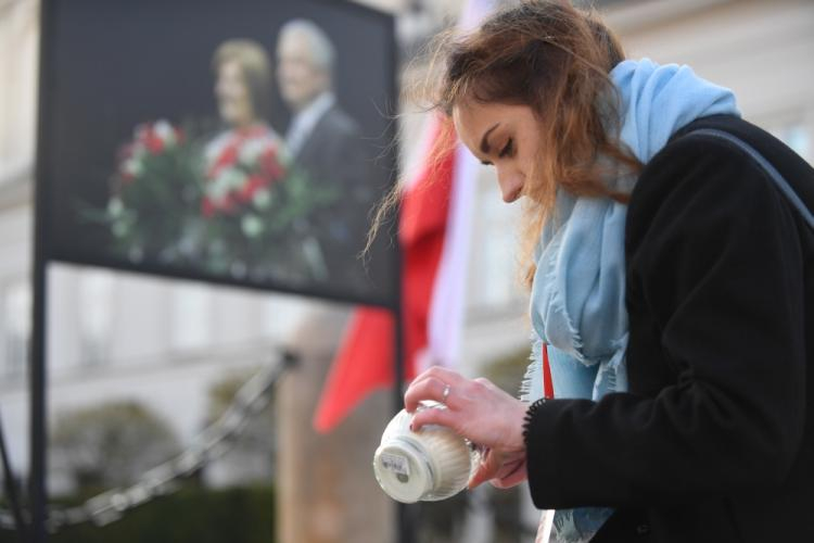 Uroczystości przed Pałacem Prezydenckim w Warszawie; 10 kwietnia br. przypada 7. rocznica katastrofy samolotu prezydenckiego pod Smoleńskiem, w której zginęło 96 osób, w tym prezydent Lech Kaczyński i jego małżonka Maria. PAP/Bartłomiej Zborowski 