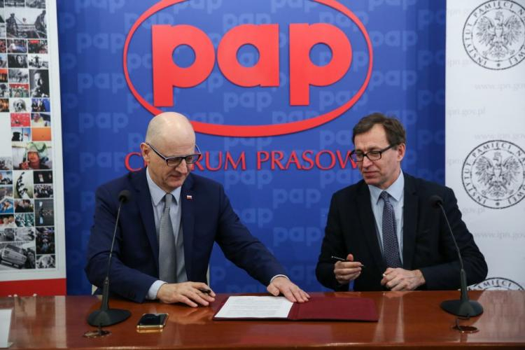 Prezes Polskiej Agencji Prasowej Artur Dmochowski (L) oraz prezes Instytutu Pamięci Narodowej Jarosław Szarek (P) podczas uroczystości podpisania w siedzibie PAP porozumienia o współpracy. Fot. PAP/R. Guz