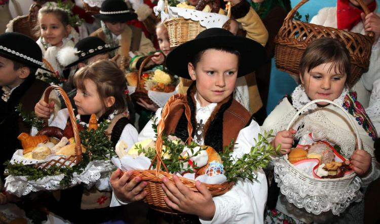 Dzieci ze święconkami w kościele parafialnym pw. Matki Bożej Królowej Aniołów w Białym Dunajcu. Fot. PAP/G. Momot