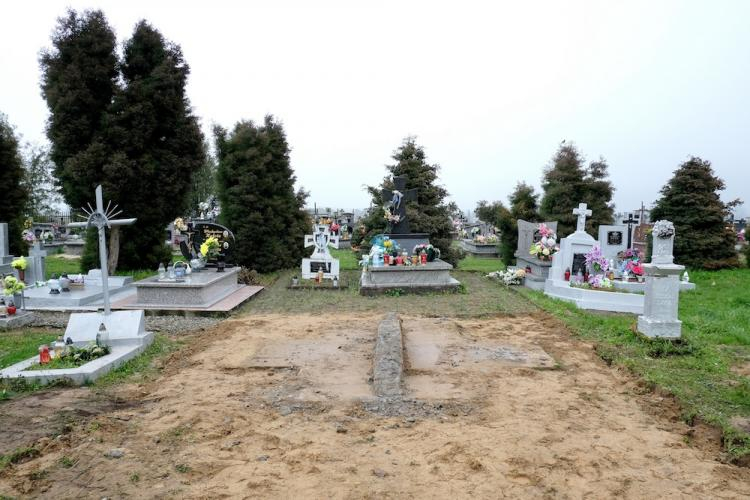 Pozostałość po zdemontowanym pomniku ku czci bojowników Ukraińskiej Powstańczej Armii na cmentarzu gminnym w Hruszowicach. Fot. PAP/D. Delmanowicz