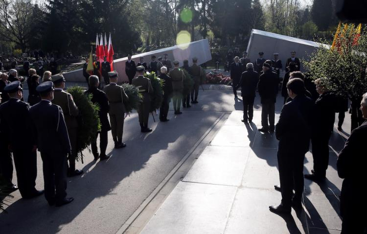 Obchody 7. rocznicy katastrofy smoleńskiej - uroczystości przed pomnikiem Ofiar Katastrofy Smoleńskiej na Cmentarzu Wojskowym na Powązkach. Fot. PAP/T. Gzell