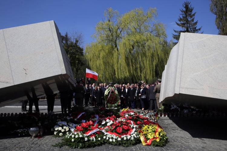 Premier, politycy PiS uczcili pamięć ofiar katastrofy smoleńskiej na Wojskowych Powązkach. Fot. PAP/T. Gzell