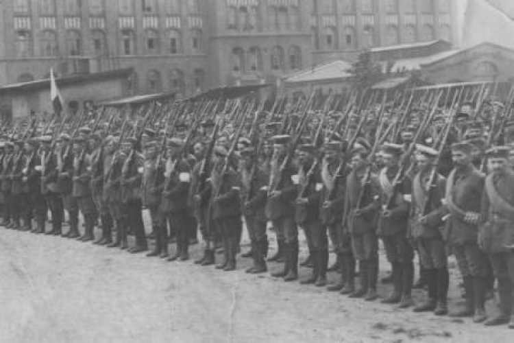 Oddział powstańczy na ulicach Królewskiej Huty po powrocie z walk. 1921 r. Fot. CAW