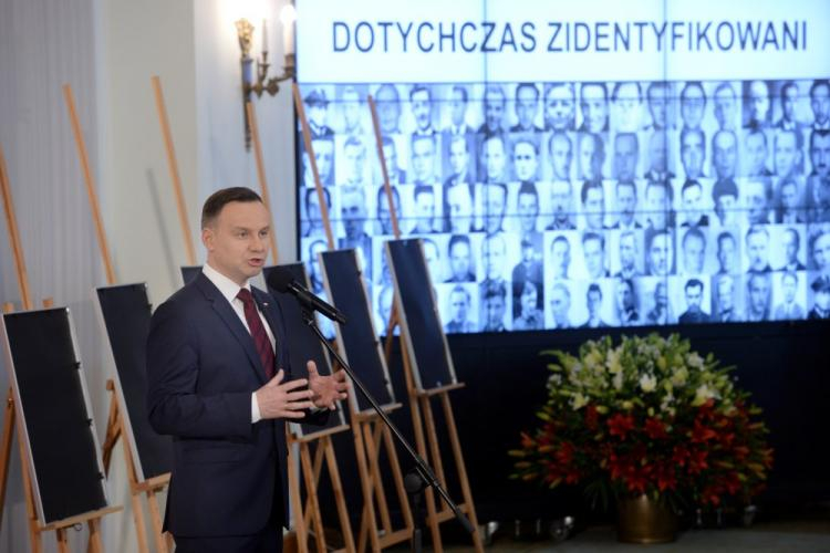 Prezydent Andrzej Duda podczas uroczystości wręczenia not identyfikacyjnych 12 członkom rodzin ofiar totalitaryzmów w Pałacu Prezydenckim. 21.04.2017. Fot. PAP/J. Turczyk