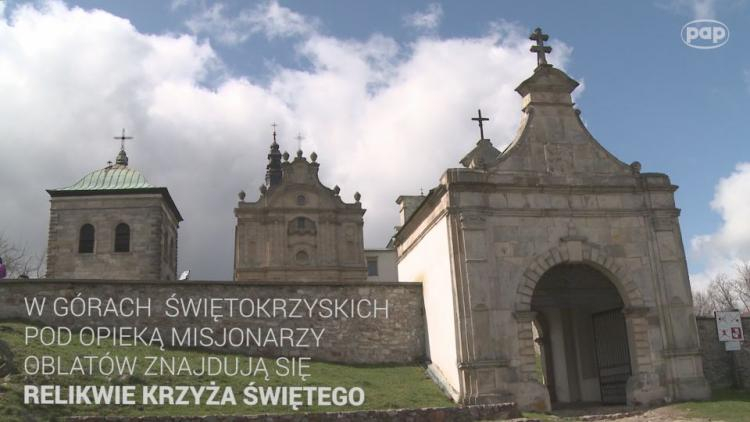 Relikwie Drzewa Krzyża Świętego to skarb zakonników w Górach Świętokrzyskich. Źródło: Serwis wideo PAP