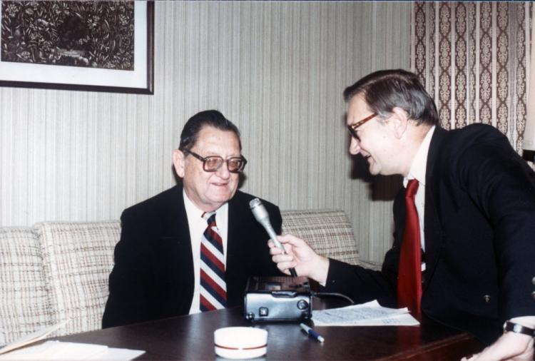 Zastępca dyrektora Sekcji Polskiej Głosu Ameryki Marek Walicki (P) przeprowadza wywiad z gen. Edwardem Równym. 1988 r. Fot. PAP/Archiwum Marka Walickiego 