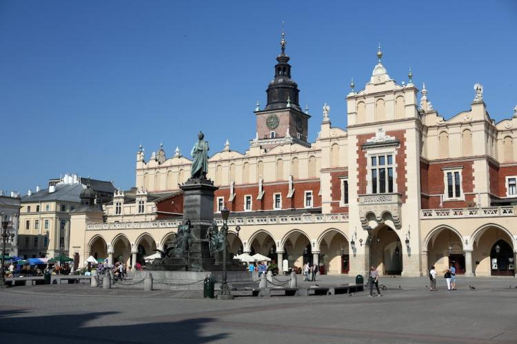 Rynek Główny w Krakowie, widok na Sukiennice oraz pomnik Adama Mickiewicza. Fot. PAP/S. Rozpędzik 