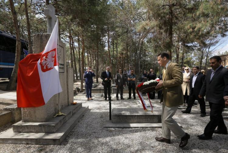 Minister R. Sikorski przed pomnikiem Polskim Wygnańcom Rodacy na Cmentarzu Ormiańskim w Isfahanie. Fot. PAP/P. Supernak