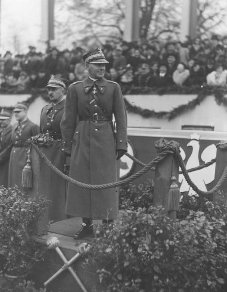 Generalny Inspektor Sił Zbrojnych marszałek Edward Rydz-Śmigły podczas defilady. Warszawa, 11.11.1937. Źródło: NAC