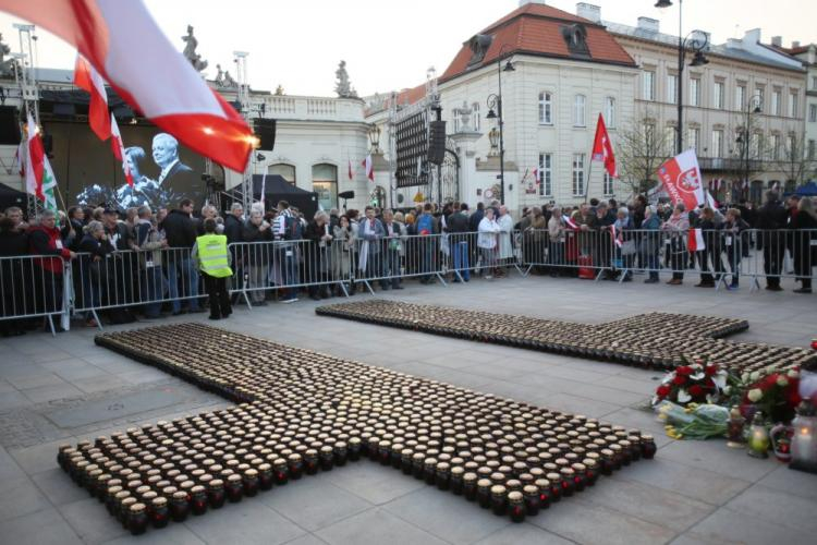 Obchody 7. rocznicy katastrofy smoleńskiej - uroczystości przed Pałacem Prezydenckim. Fot. PAP/L. Szymański 