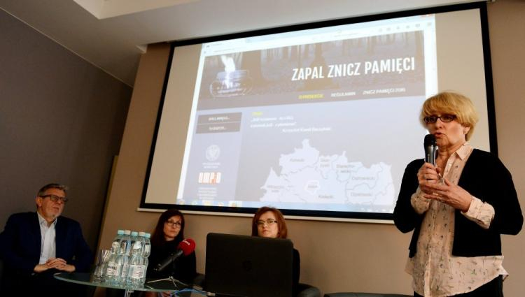 Konferencja nt. projektu edukacyjnego "Zapal znicz pamięci": dyrektor Ośrodka Myśli Patriotycznej i Obywatelskiej w Kielcach Marek Maciągowski (L), wicekurator oświaty woj. świętokrzyskiego Renata Rabczyńska (2L), wojewoda świętokrzyska Agata Wojtyszek (2P), naczelnik delegatury IPN w Kielcach dr Dorota Koczwańska-Kalita. Fot. PAP/P. Polak