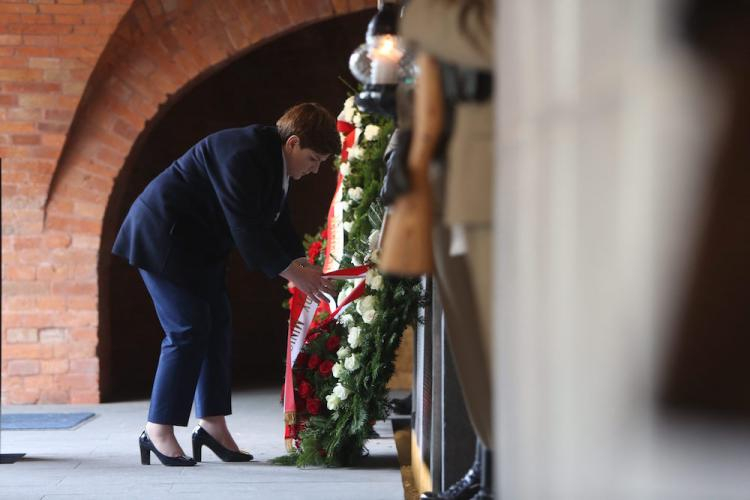 Premier Beata Szydło złożyła kwiaty w Epitafium Muzeum Katyńskiego w czasie warszawskich obchodów 76. rocznicy Zbrodni Katyńskiej. Fot. PAP/L. Szymański