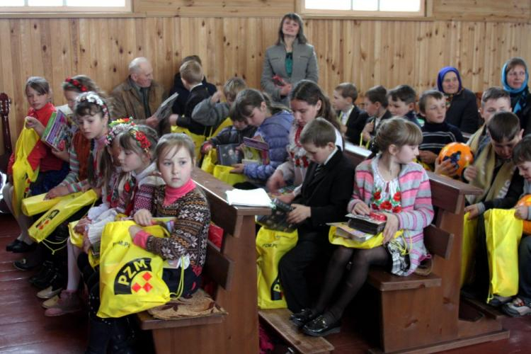 Szef gabinetu prezydenta RP Adam Kwiatkowski przekazał Polakom mieszkającym na Ukrainie pomoce naukowe, żywność i ubrania - dzieci z darami z transportu pomocy Polakom na Wschodzie. Fot, PAP/M. Gruszczyński
