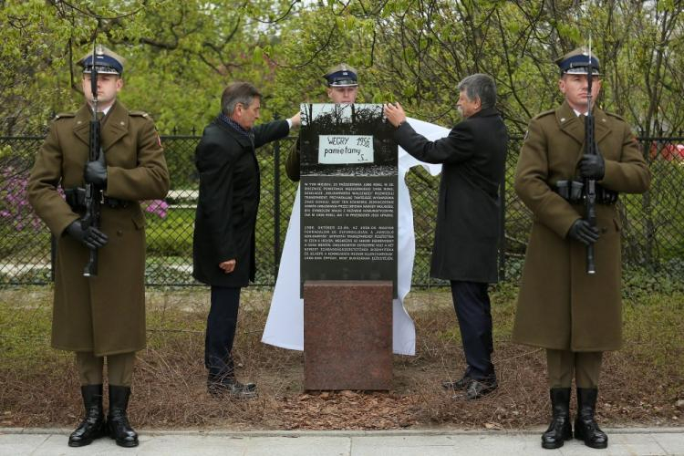 Przewodniczący Zgromadzenia Narodowego Węgier Laszlo Kover (P) i marszałek Sejmu Marek Kuchciński podczas odsłonięcia tablicy w Alejach Ujazdowskich w Warszawie upamiętniającej gest solidarności Polaków z Węgrami w 1986 r. Fot. PAP/L. Szymański 