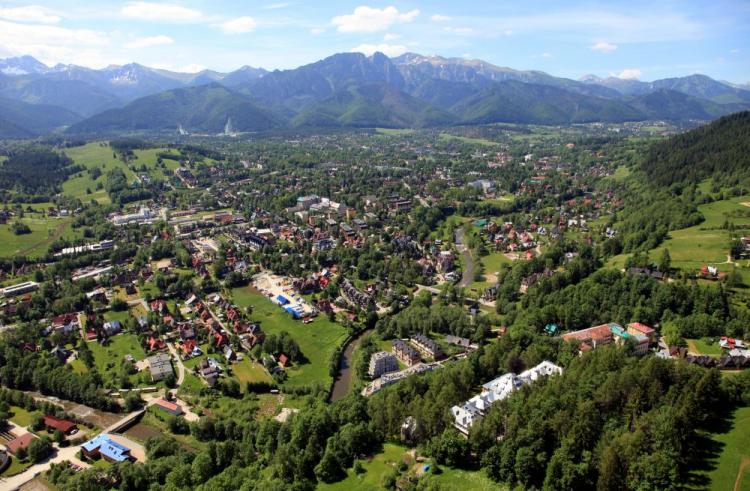 Widok na Tatry i Zakopane. Fot. PAP/G. Momot