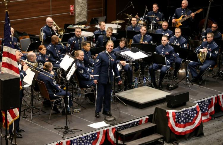 Koncert Orkiestry Sił Powietrznych USA - U.S. Air Forces in Europe Band w Zakopanem: sierżant sztabowy Jill Marie Diem stoi przy mikrofonie. PAP/G. Momot 