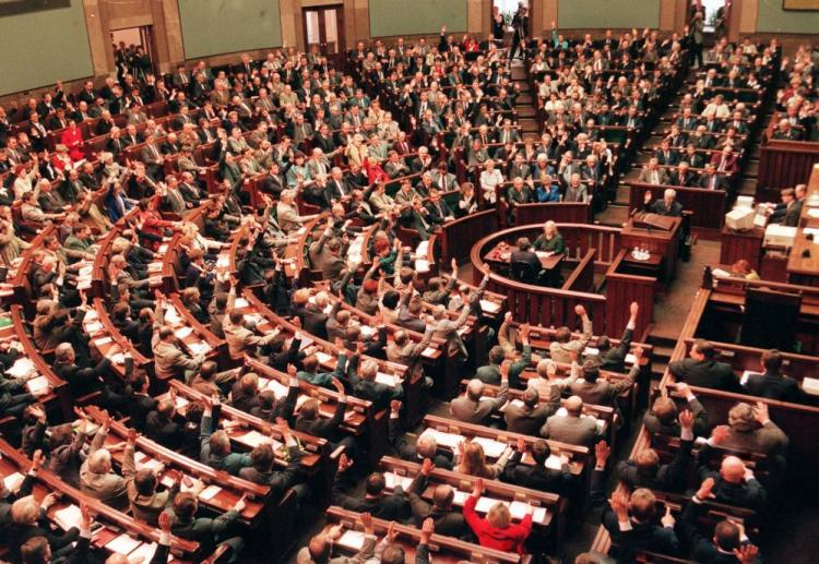 Sala posiedzeń podczas obrad Zgromadzenia Narodowego, które 2.04.1997 debatowało nad poprawkami prezydenta Aleksandra Kwasniewskiego zgłoszonymi do nowej konstytucji. Fot. PAP/CAF/P. Wierzchowski