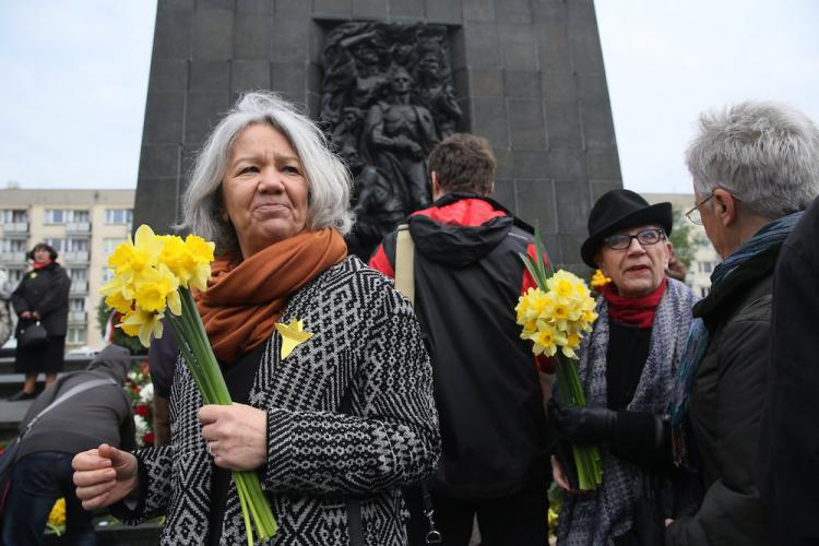 Akcja żonkile upamiętniająca rocznicę wybuchu powstania w getcie warszawskim pod Pomnikiem Bohaterów Getta w Warszawie. Fot. PAP/T. Gzell