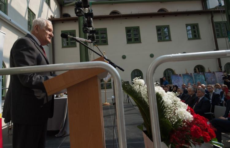 Były marszałek Sejmu i b. przewodniczący Zgromadzenia Narodowego Józef Zych podczas uroczystej sesji Sejmiku Województwa Łódzkiego z okazji 20-lecia Konstytucji RP. Fot. PAP/G. Michałowski 