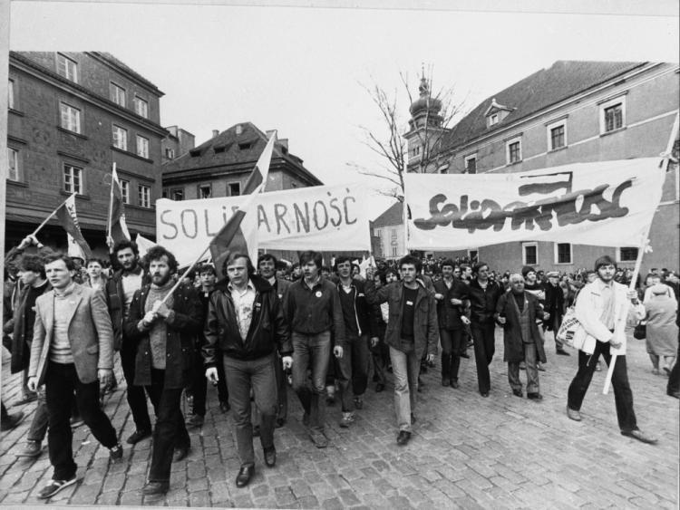 1 maja 1982 r. - demonstranci na pl. Zamkowym w Warszawie. PAP/CAF