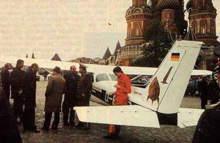 Mathias Rust po wylądowaniu na Placu Czerwonym w Moskwie. Źródło: Wikipedia