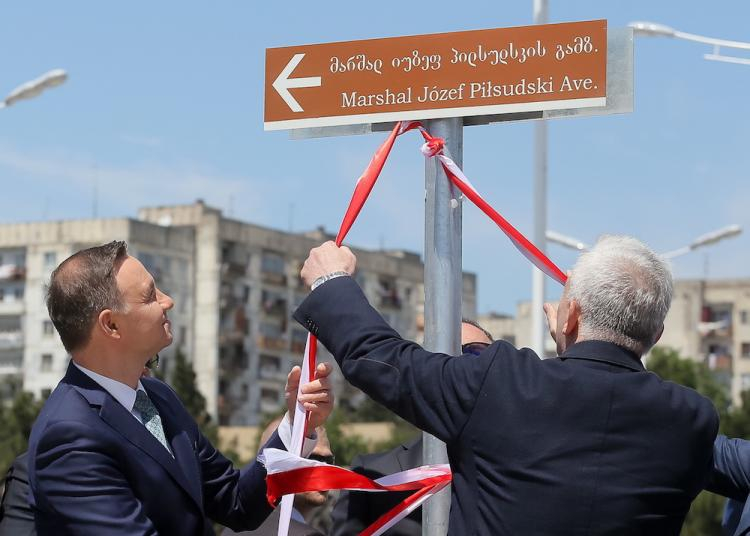 Prezydent Andrzej Duda podczas ceremonii otwarcia Alei Marszałka Józefa Piłsudskiego w Tbilisi. Fot. PAP/P. Supernak