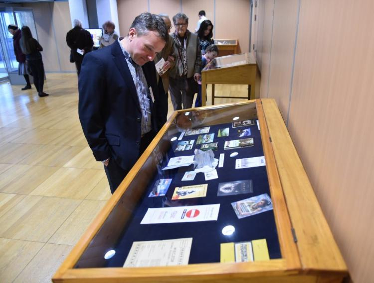 Wystawa "Zbiory snów nieznanych - nietypowe zbiory Biblioteki Jagiellońskiej". Fot. PAP/J. Bednarczyk 