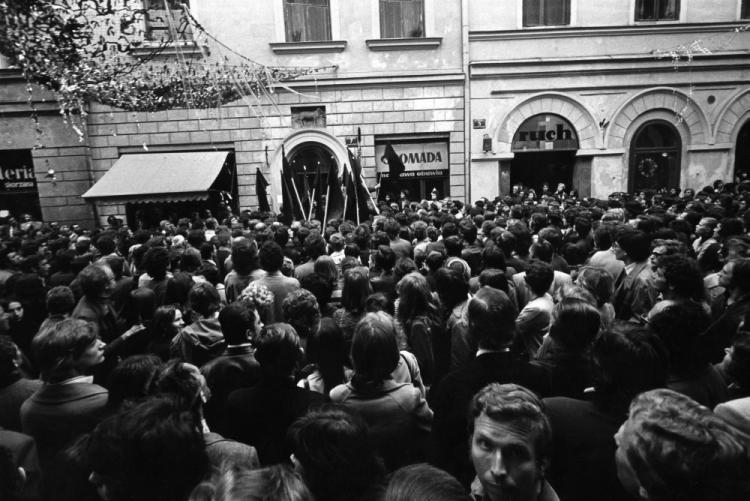 Uczestnicy "Czarnego marszu" przed kamienicą przy ul. Szewskiej 7 w Krakowie, gdzie 7 maja 1977 znaleziono zwłoki Stanisława Pyjasa. 15.05.1977. Fot. PAP/S. Markowski 
