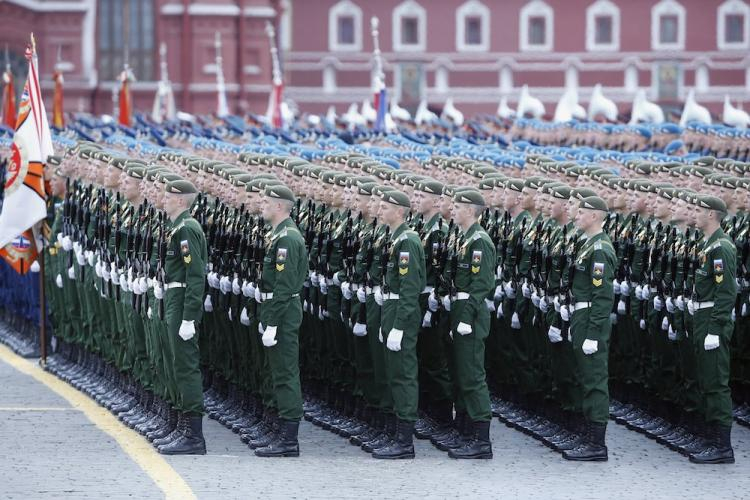 Na Placu Czerwonym w Moskwie rozpoczęła się defilada wojskowa. Fot. PAP/EPA