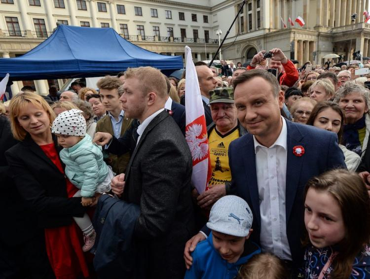 Prezydent Andrzej Duda (C) wziął udział w imprezie plenerowej „Vivat maj trzeci maj", która odbyła się na warszawskim Placu Teatralnym. Fot. PAP/M. Obara