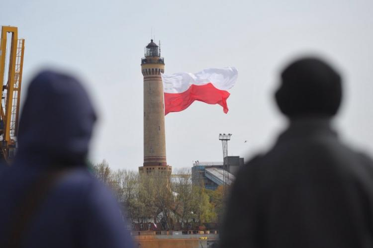 Biało-czerwona flaga na latarni morskiej w Świnoujściu. Fot. PAP/M. Bielecki