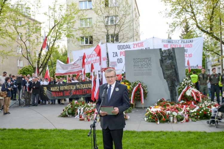 Minister kultury i dziedzictwa narodowego Piotr Gliński podczas uroczystości przy pomniku rotmistrza Pileckiego. Warszawa, 14.05.2017. Fot. PAP/M. Obara