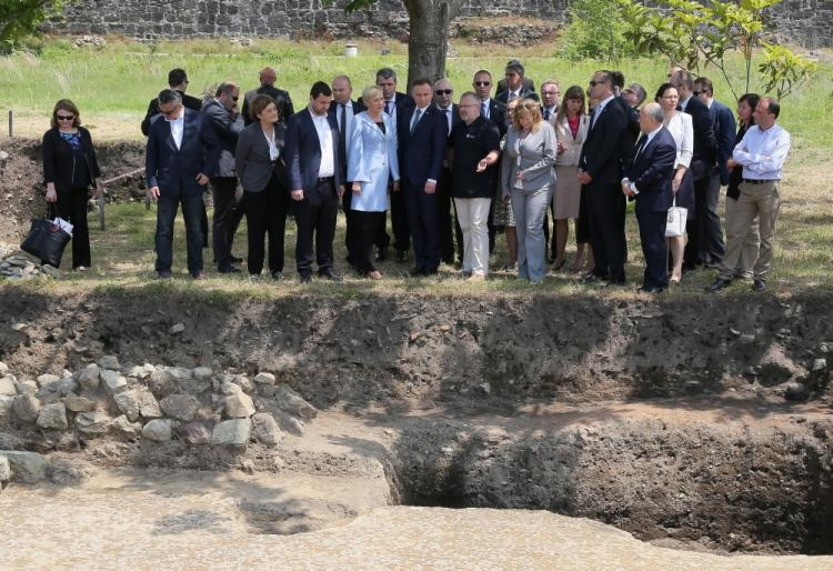 Prezydent Andrzej Duda, małżonka prezydenta Agata Kornhauser-Duda i archeolog Radosław Karasiewicz-Szczypiorski (C-P) podczas wizyty w polskim stanowisku archeologicznym w Fortecy Gonio w Gruzji. Fot. PAP/P. Supernak